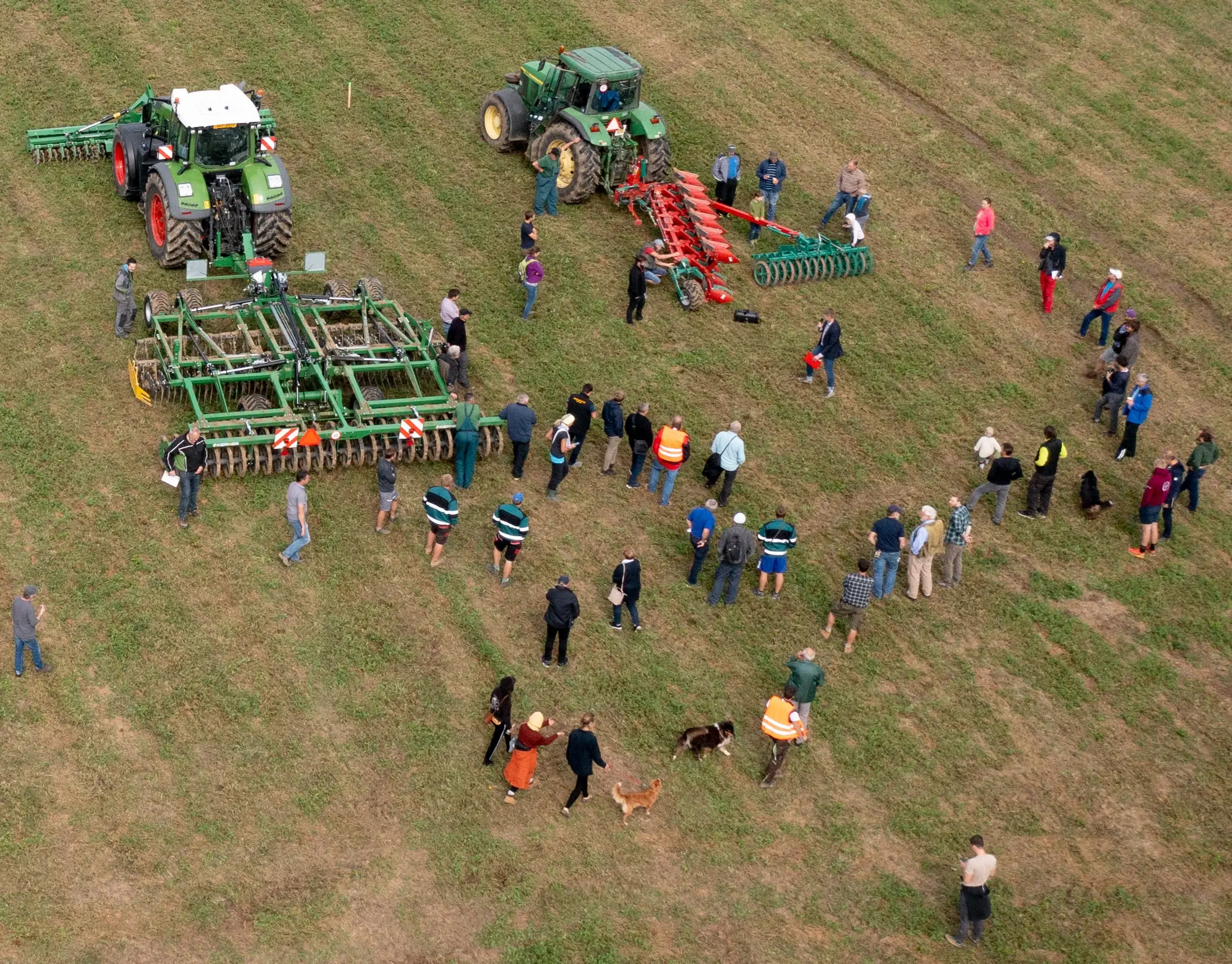 farm with traktor and people